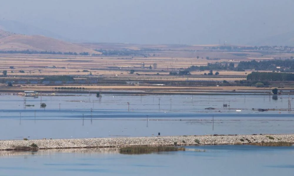 Υποχωρεί σταδιακά η στάθμη στη λίμνη Κάρλα - Χωρίς πόσιμο νερό για 13η μέρα ο Βόλος